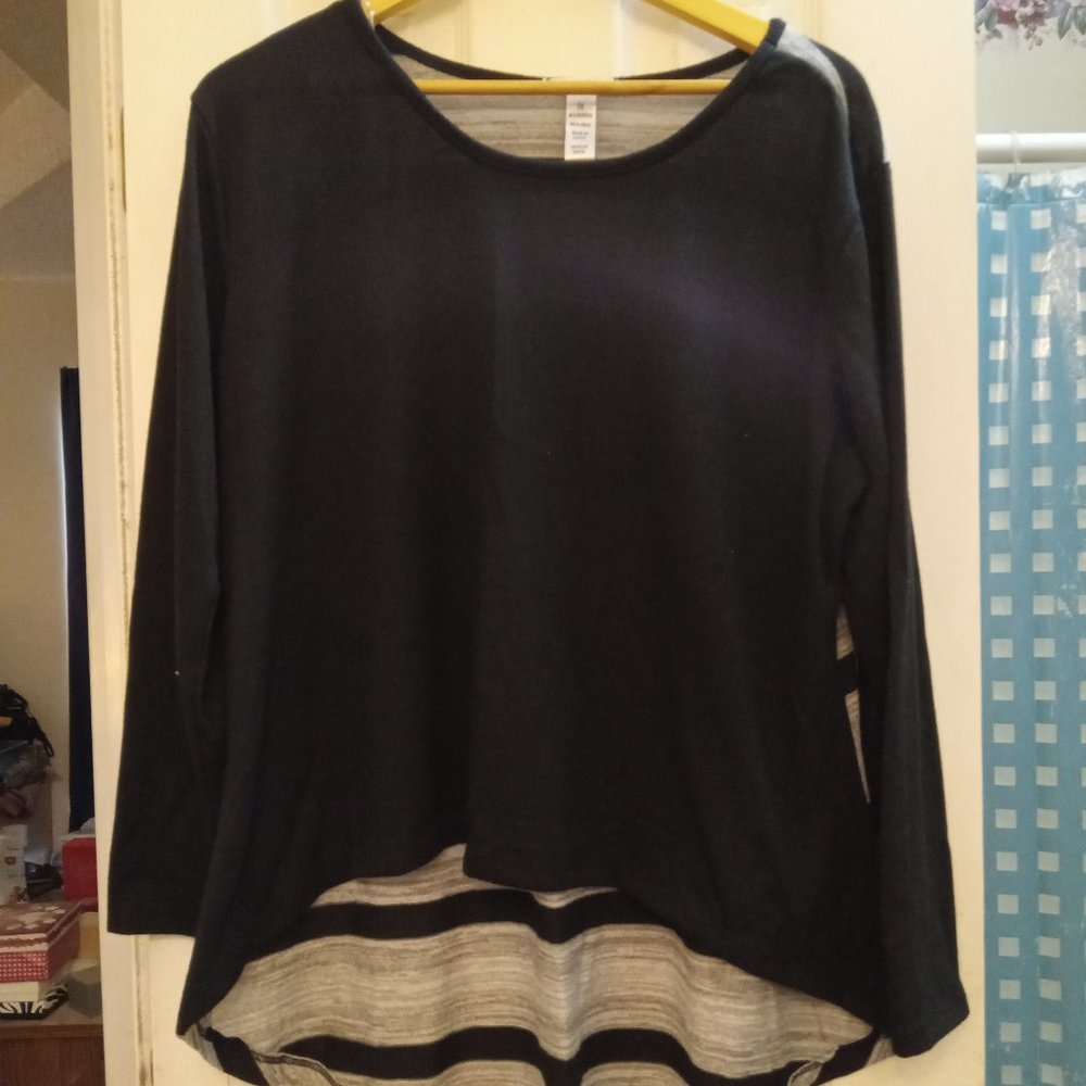 Caren Sport Long Sleeve Black and Gray Pull Over Blouse in size 3X